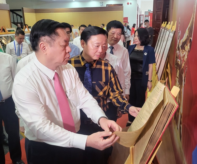 Trưởng Ban Tuyên giáo Trung ương Nguyễn Trọng Nghĩa và Phó Thủ tướng Trần Hồng Hà xem các số báo Quân đội Nhân dân