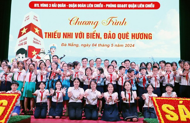 Đà Nẵng: các em học sinh tham quan, trải nghiệm cuộc sống của các chú bộ đội hải quân