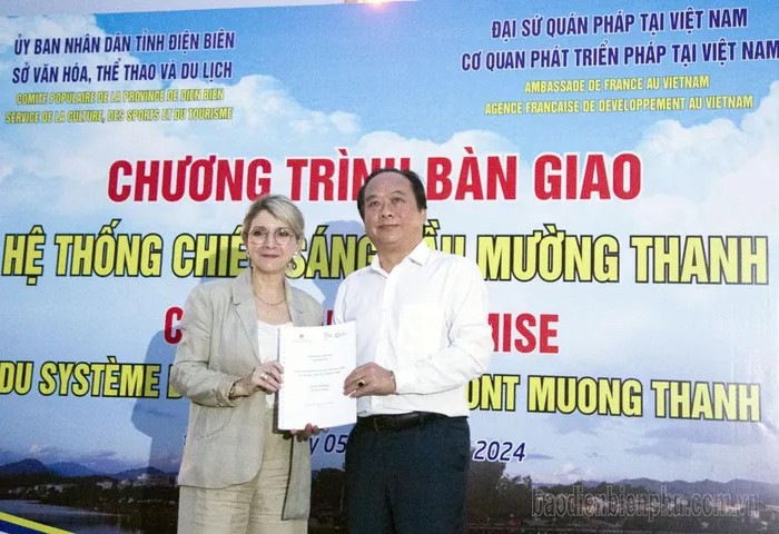 Đại diện Cơ quan Phát triển Pháp tại Việt Nam bàn giao Hồ sơ kỹ thuật Hệ thống chiếu sáng cầu Mường Thanh cho tỉnh Điện Biên. (Ảnh: Báo Điện Biên Phủ)