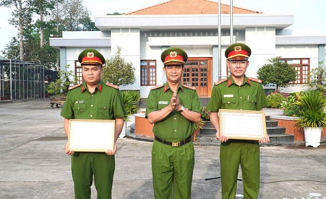 Bộ Công an tặng Bằng khen cho 2 Công an xã cứu cháu bé người Trung Quốc bị đuối nước