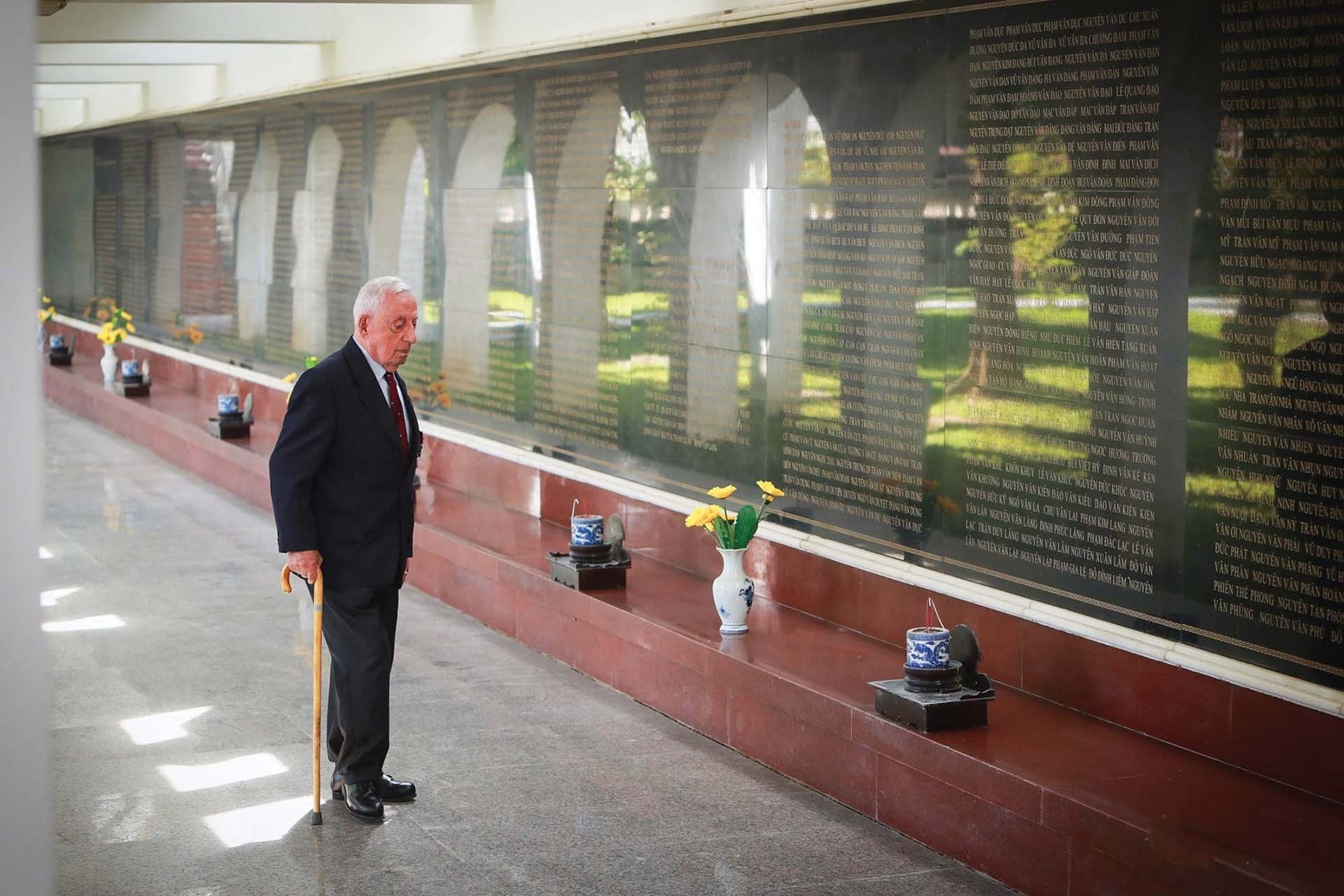 Cựu binh Pháp Jacques Allaire đứng trước tấm bia đá tưởng nhớ các liệt sĩ Việt Nam đã hy sinh trong chiến dịch Điện Biên Phủ trong chuyến thăm Việt Nam năm 2018. (Ảnh: Thế giới & Việt Nam)