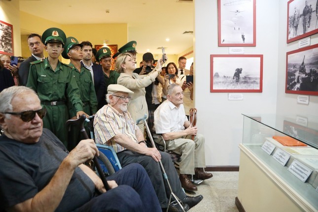 Bạn bè quốc tế hào hứng chia sẻ tình cảm, kỷ niệm nhân dịp 70 năm Chiến thắng Điện Biên Phủ
