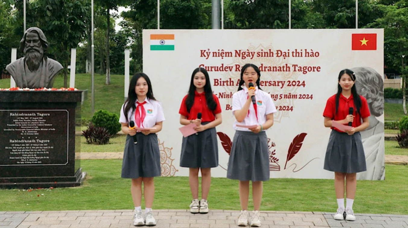Các em học sinh tỉnh Bắc Ninh trình diễn thơ của Đại thi hào Tagore.
