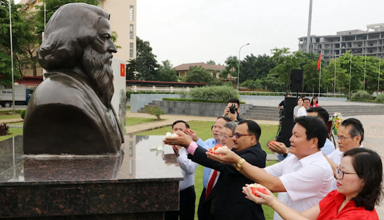 Các đại biểu dâng hoa tại tượng Đại thi hào Tagore.