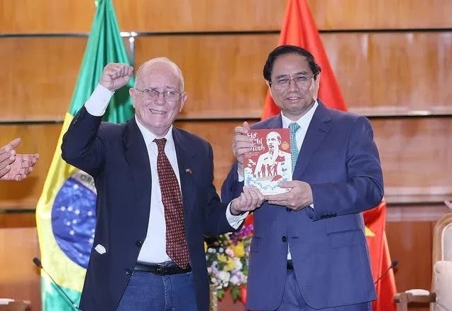 Ông Pedro de Oliveira, Tổng Thư ký Hội Hữu nghị Brazil-Việt Nam tặng Thủ tướng Phạm Minh Chính cuốn sách Hồ Chí Minh cuộc đời và sự nghiệp vị lãnh tụ giải phóng dân tộc Việt Nam. (Ảnh: Dương Giang/TTXVN) Ông Pedro de Oliveira, Tổng Thư ký Hội Hữu nghị Brazil-Việt Nam tặng Thủ tướng Phạm Minh Chính cuốn sách Hồ Chí Minh cuộc đời và sự nghiệp vị lãnh tụ giải phóng dân tộc Việt Nam. (Ảnh: Dương Giang/TTXVN)