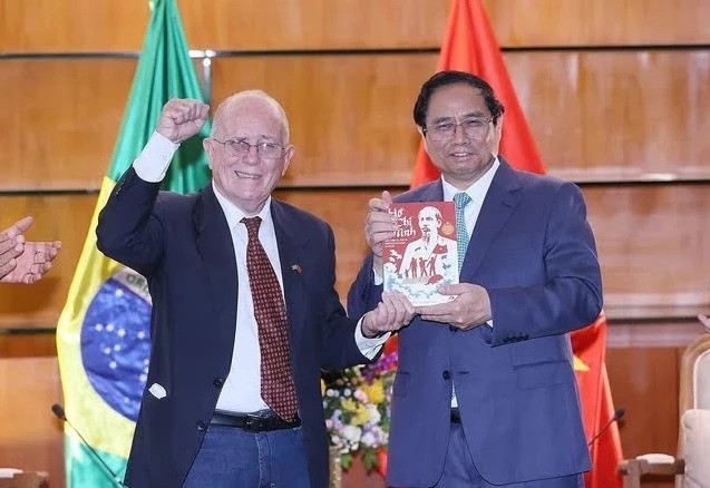 Ông Pedro de Oliveira, Tổng Thư ký Hội Hữu nghị Brazil-Việt Nam tặng Thủ tướng Phạm Minh Chính cuốn sách Hồ Chí Minh cuộc đời và sự nghiệp vị lãnh tụ giải phóng dân tộc Việt Nam. (Ảnh: Dương Giang/TTXVN)