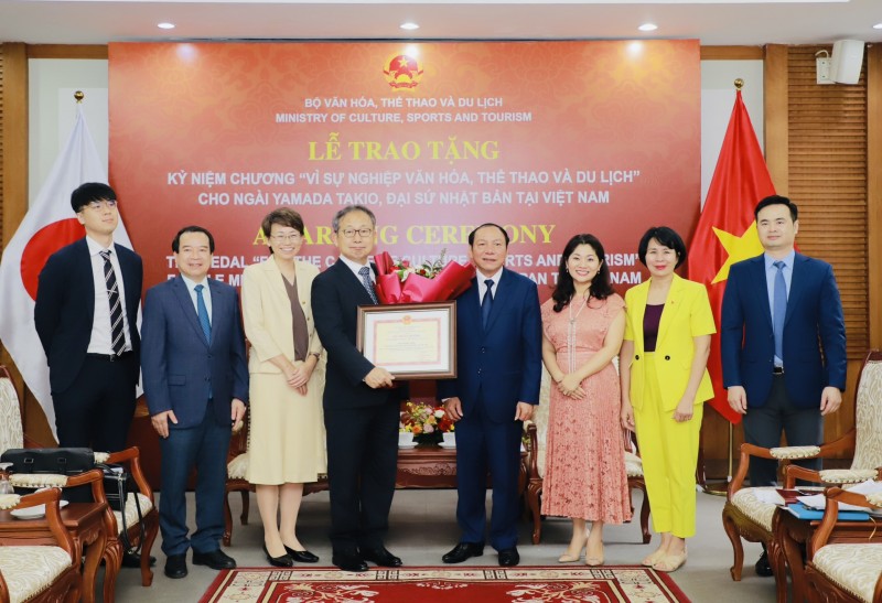 Trao tặng kỷ niệm chương “Vì sự nghiệp Văn hóa, Thể thao và Du lịch” cho Đại sứ Nhật bản tại Việt Nam Yamada Takio
