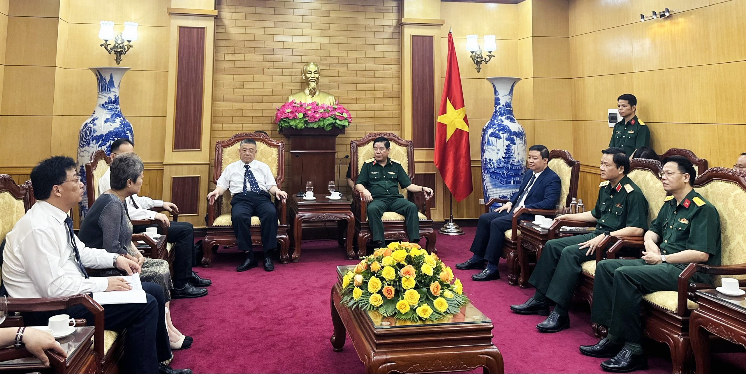 Trung tướng Nguyễn Văn Gấu tiếp thân nhân các cựu cố vấn, chuyên gia quân sự Trung Quốc
