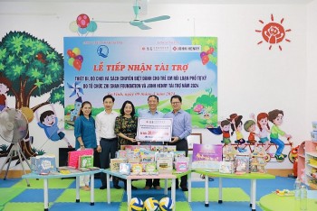 zhi shan foundation trao tang thiet bi do choi sach cho tre khuyet tat tinh nghe an va ha tinh