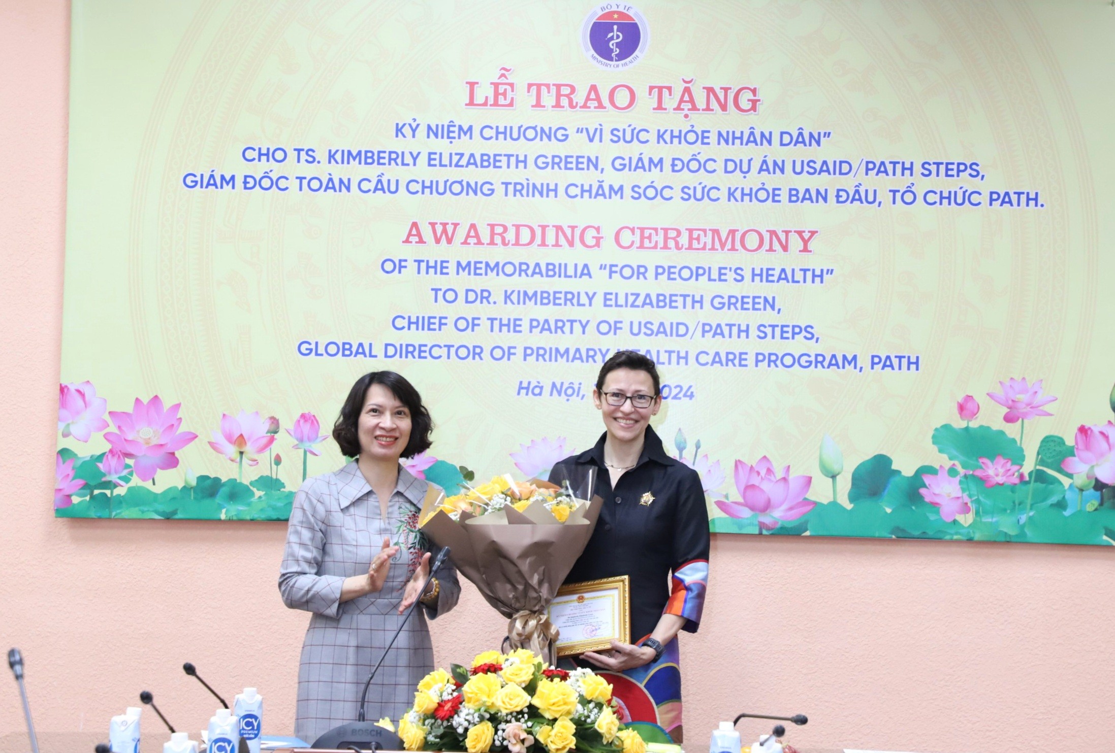 Nguyễn Thị Liên Hương đã trao tặng Kỷ niệm chương “Vì Sức khỏe nhân dân” cho bà Kimberly Elizabeth Green