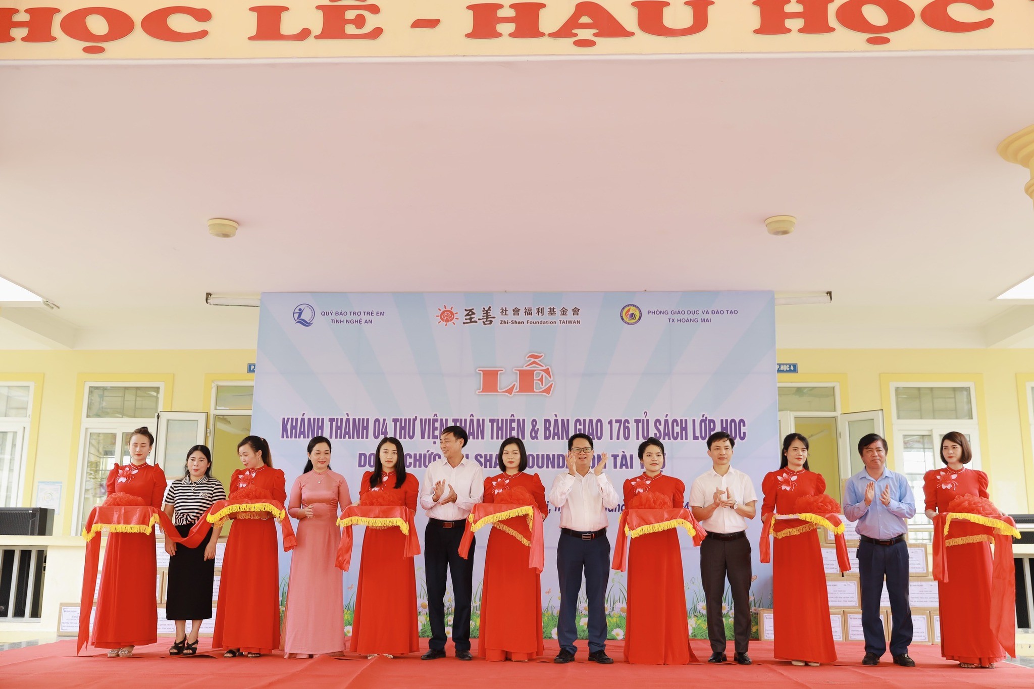 Lễ khánh thành, bàn giao 6 thư viện và 220 tủ sách lớp học cho các trường tại tỉnh Nghệ An.