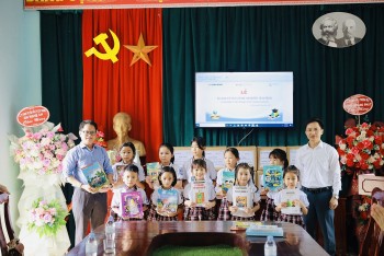 Nghệ An: Các trường nhận bàn giao 6 thư viện và 220 tủ sách lớp học từ Zhi Shan Foundation