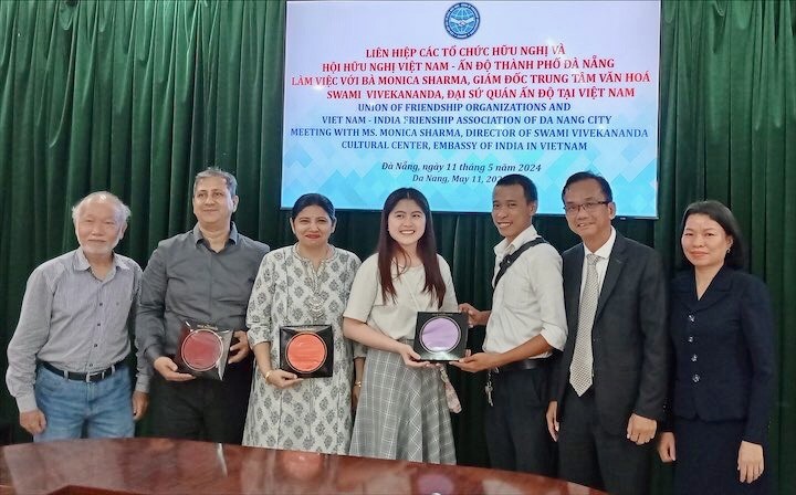 Liên hiệp các tổ chức hữu nghị và Hội hữu nghị Việt Nam - Ấn Độ thành phố trao tặng quà cho đoàn Đại sứ quán Ấn Độ tại Việt Nam