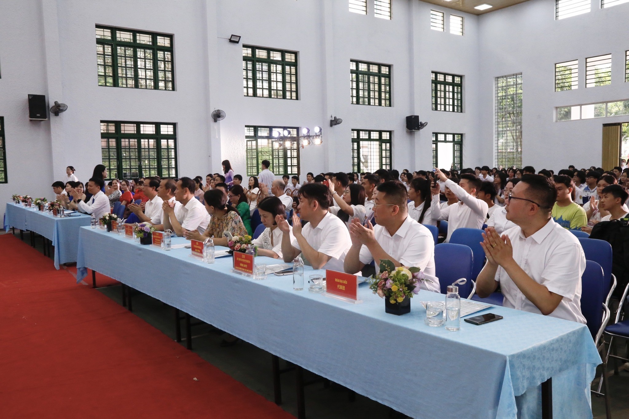 Các đại biểu tới từ Trường Trung học Cao cấp và Trường Trung học Cao cấp nghề (huyện Hà Khẩu, tỉnh Vân Nam, Trung Quốc). (Ảnh: Trường THPT Chuyên Lào Cai)
