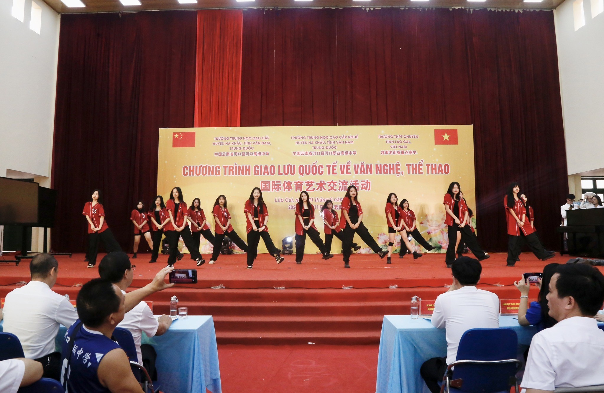 Một tiết mục biểu diễn của học sinh học sinh Trường THPT Chuyên Lào Cai. (Ảnh: học sinh Trường THPT Chuyên Lào Cai) 