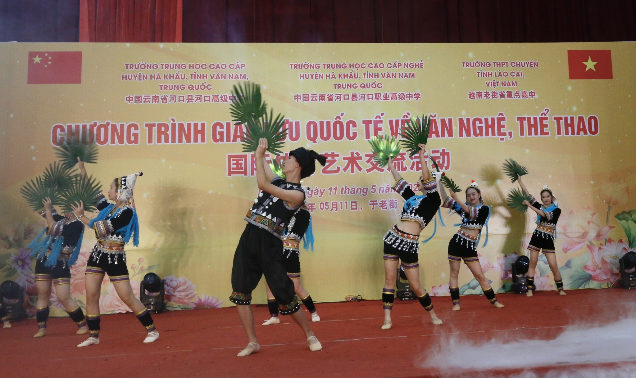 Các tiết mục múa của học sinh Hà Khẩu. (Ảnh: Trường THPT Chuyên Lào Cai)