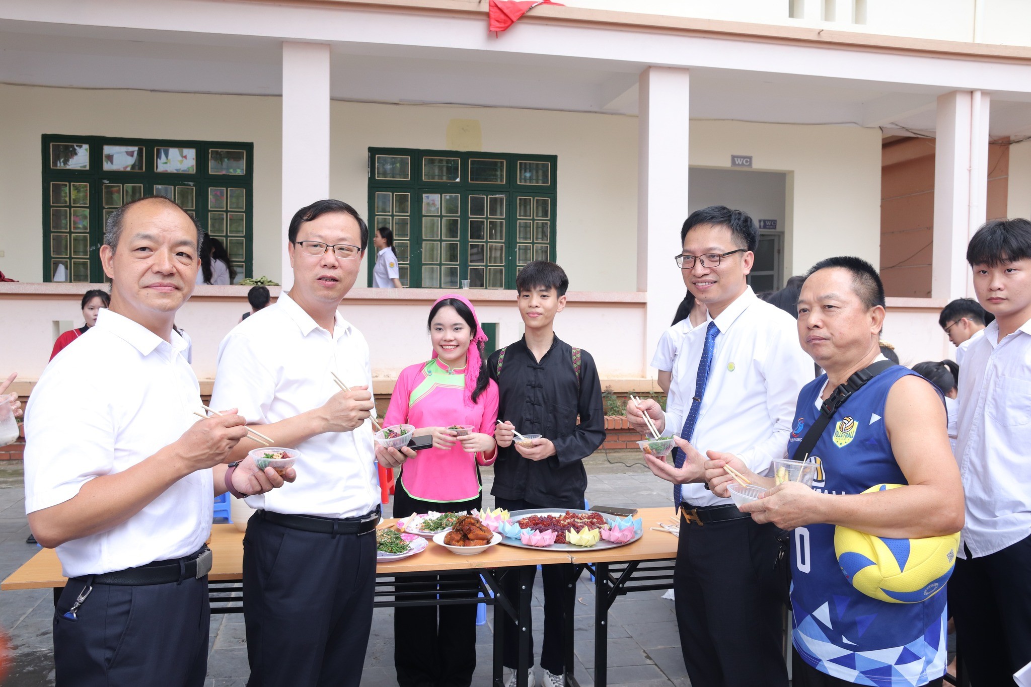 Các đại biểu thưởng thức ẩm thực Lào Cai. (Ảnh: Trường THPT Chuyên Lào Cai)