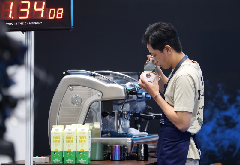 Các thí sinh thực hiện phần thi pha chế, vẽ Latte Art.