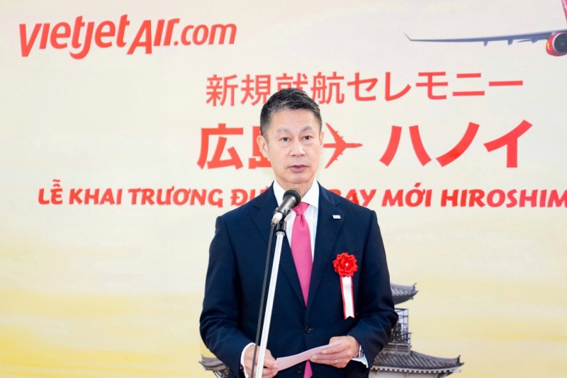 Ông Yuzaki Hidehiko, Thống đốc tỉnh Hiroshima chúc mừng đường bay mới Hiroshima - Hà Nội.