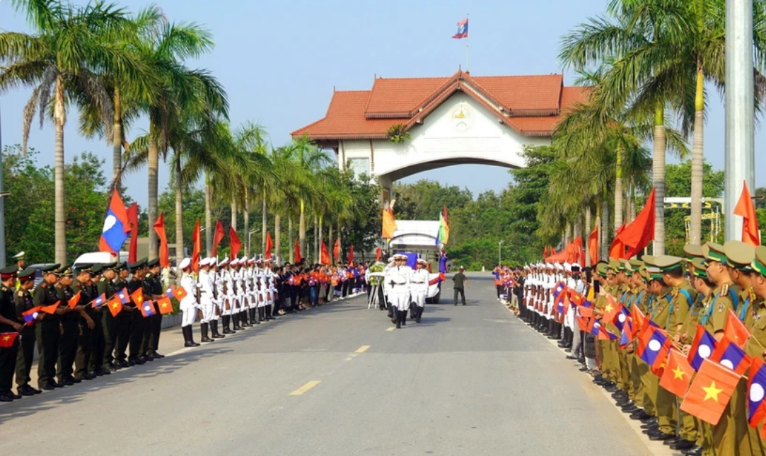 lễ bàn giao, tiếp nhận và hồi hương 2 bộ hài cốt liệt sỹ quân tình nguyện và chuyên gia Việt Nam hy sinh tại Lào. (Ảnh: TTXVN)