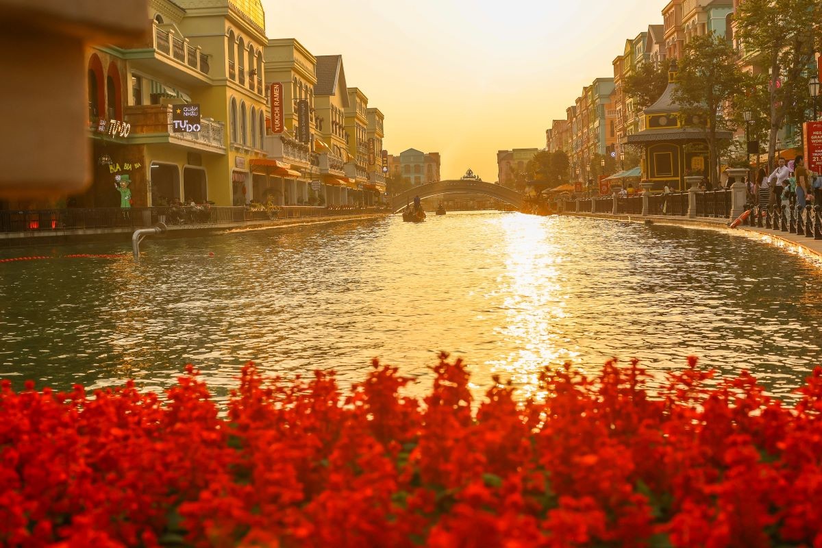 Khung cảnh của The Venice khi chiều về như một góc nước Ý lãng mạn, nên thơ