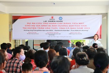 Cứu trợ cho các hộ gia đình ảnh hưởng bởi hạn hán ở Cà Mau