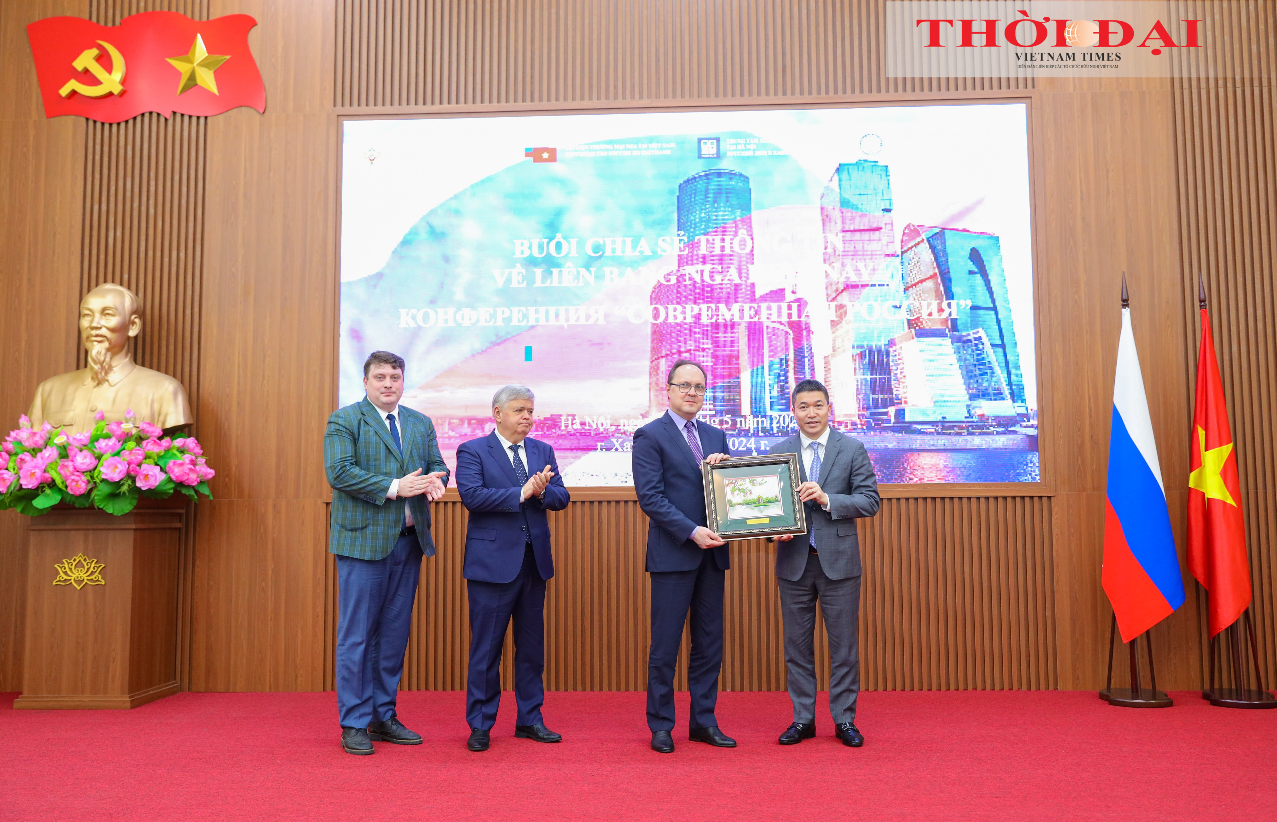 Chủ tịch Liên hiệp các tổ chức hữu nghị Việt Nam Phan Anh Sơn (ngoài cùng bên phải) tặng quà lưu niệm cho Đại sứ Nga tại Việt Nam Gennady Stepanovich Bezdetko. (Ảnh: Đinh Hòa)