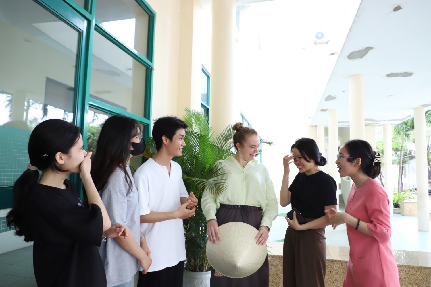 Emma – sinh viên đến từ Trường Odisee University College và các sinh viên UED tham gia lớp học tiếng Anh miễn phí.