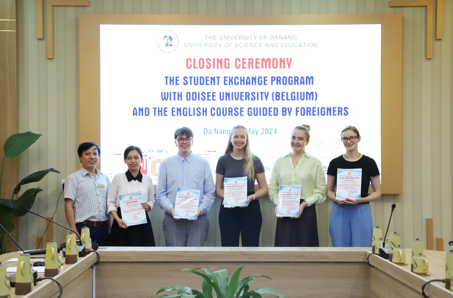 Nhóm sinh viên Trường Odisee University College và giảng viên hướng dẫn nhận giấy chứng nhận thực tập.