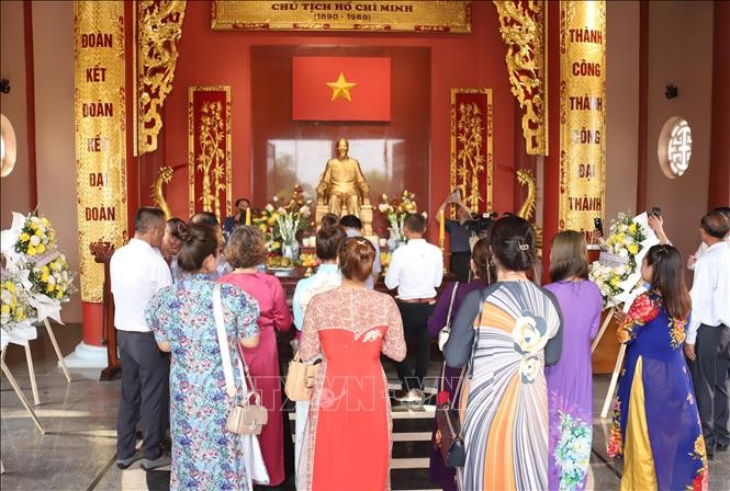 Rất đông bà con người Việt ở nhiều tỉnh thành tại Lào đã đến dâng hương, hoa tưởng niệm, bày tỏ lòng biết ơn vô hạn và kính trọng sâu sắc đối với Chủ tịch Hồ Chí Minh tại sự kiện. Ảnh: Phạm Kiên/TTXVN