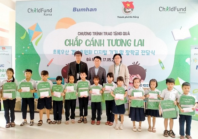 ChildFund Việt Nam trao 40 máy tính và 60 phần quà cho học sinh huyện Hoà Vang (Đà Nẵng)
