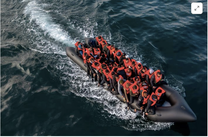 Một chiếc xuồng bơm hơi chở người di cư đang tiến về phía Anh ở eo biển Manche, Anh, ngày 4 – 5. Ảnh: Reuters
