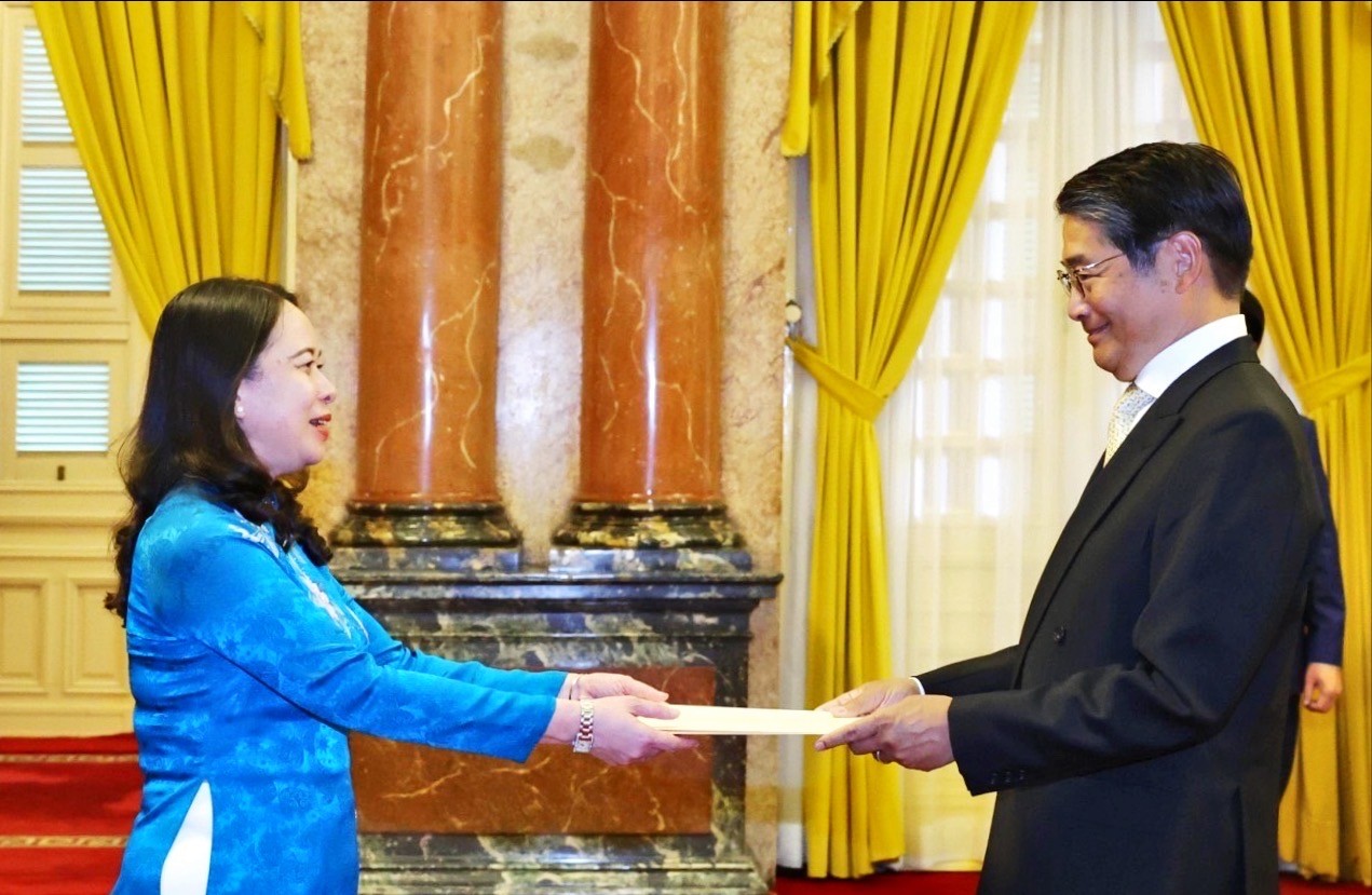 Đại sứ Nhật Bản Ito Naoki trình Quốc thư lên Quyền Chủ tịch nước Võ Thị Ánh Xuân