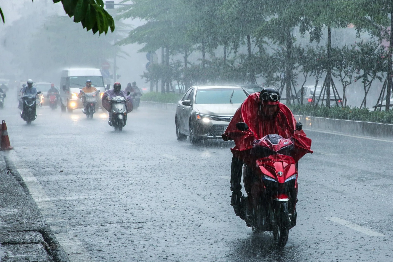 thoi tiet ngay 185 ha noi co mua rao va dong ve dem