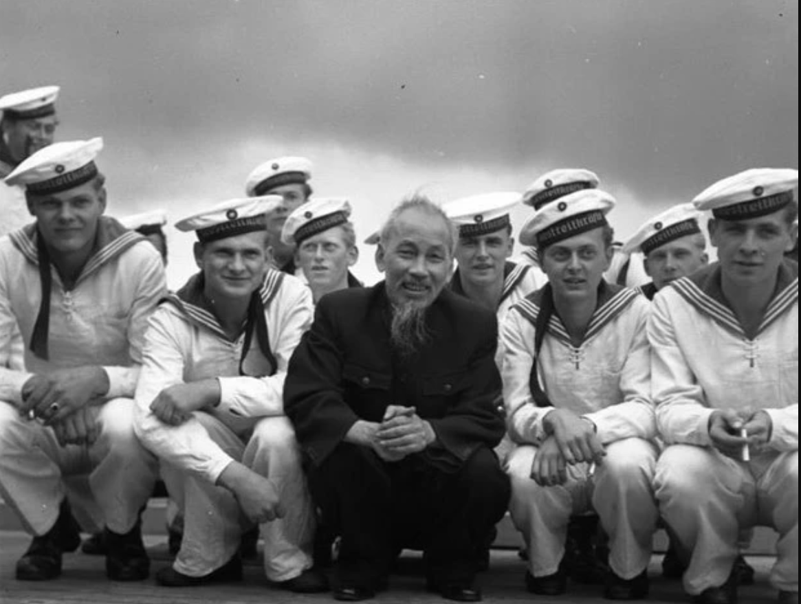 Chủ tịch Hồ Chí Minh chụp ảnh cùng các thủy thủ trong chuyến thăm Cộng hòa Dân chủ Đức. (Nguồn: Bundesarchiv Bild)