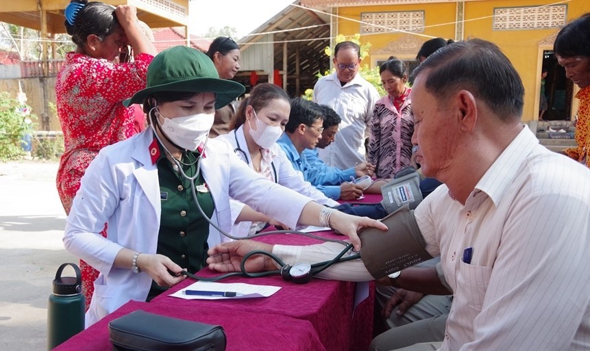 Y, bác sĩ Bộ Chỉ huy Quân sự tỉnh Kiên Giang khám bệnh cho người dân Campuchia. 