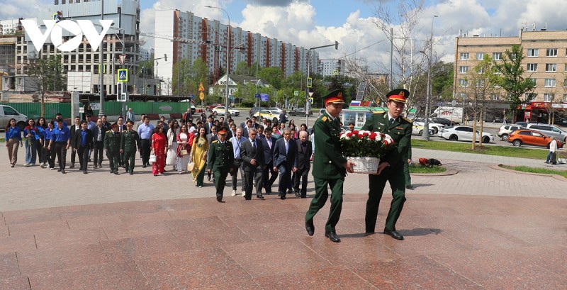 Đại sứ Việt Nam tại Nga Đặng Minh Khôi và các đại biểu dâng hoa tưởng nhớ Chủ tịch Hồ Chí Minh. (Ảnh: VOV)