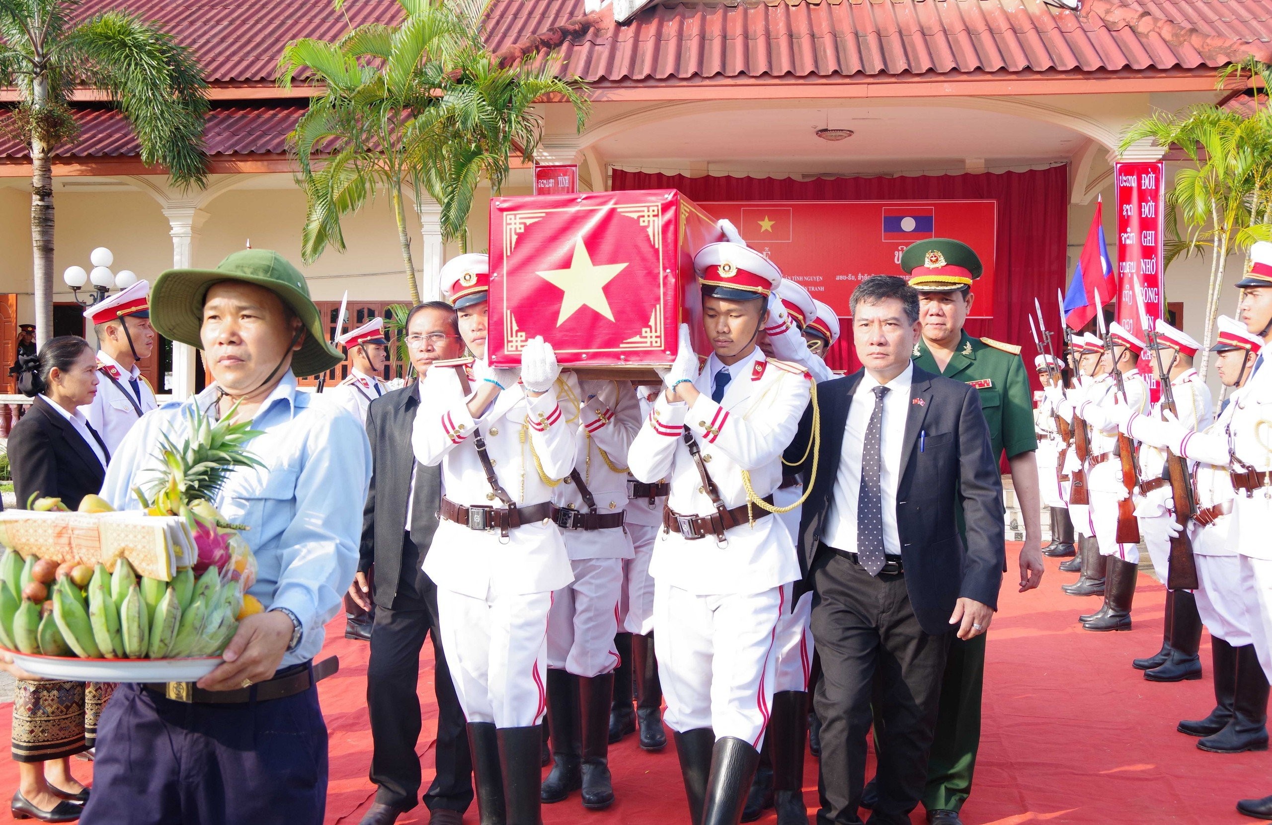 lễ tiễn đưa 12 hài cốt liệt sĩ quân tình nguyện và Chuyên gia Việt Nam hy sinh ở chiến trường Lào về nước