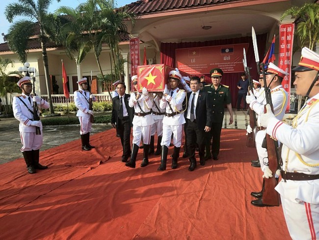 Hồi hương hài cốt 12 liệt sỹ, quân tình nguyện và chuyên gia Việt Nam hy sinh tại Lào