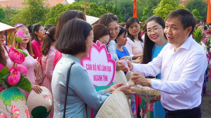 5.500 phụ nữ Đồng Tháp tham gia diễu hành áo dài “Rạng ngời sắc sen”
