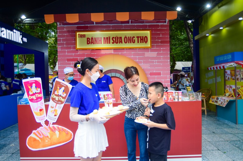 Bánh mì chấm sữa đặc - tự hào văn hóa ẩm thực Việt