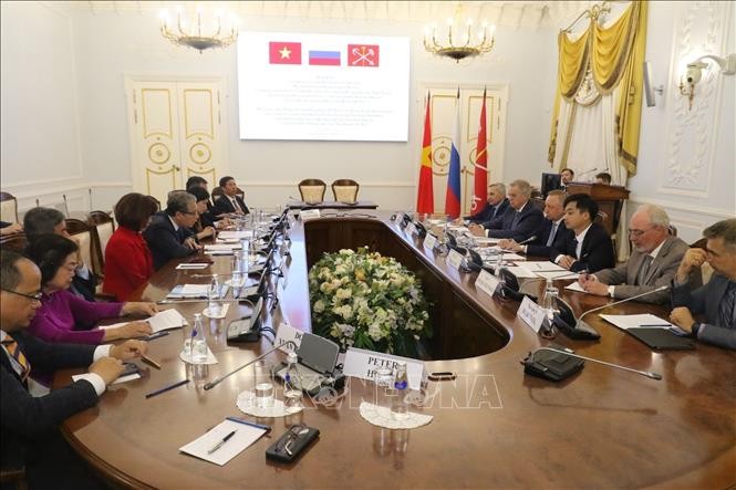Quang cảnh buổi làm việc giữa Thống đốc St-Petersburg Alexander Beglov với Đoàn công tác Việt Nam. 