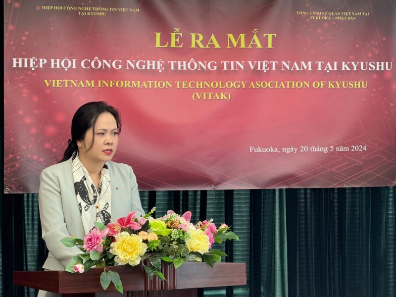 Bà Ngô Thu Huyền, Chủ tịch Hiệp hội VITAK phát biểu khai mạc