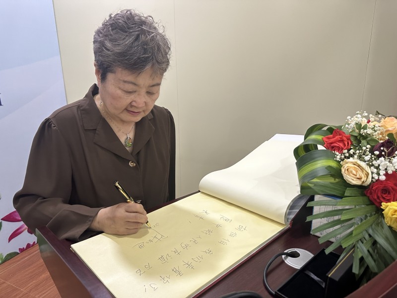 Bà Trần Tri Tiến viết vào cuốn sổ ghi cảm tưởng sau khi thăm Khu di tích Chủ tịch Hồ Chí Minh.