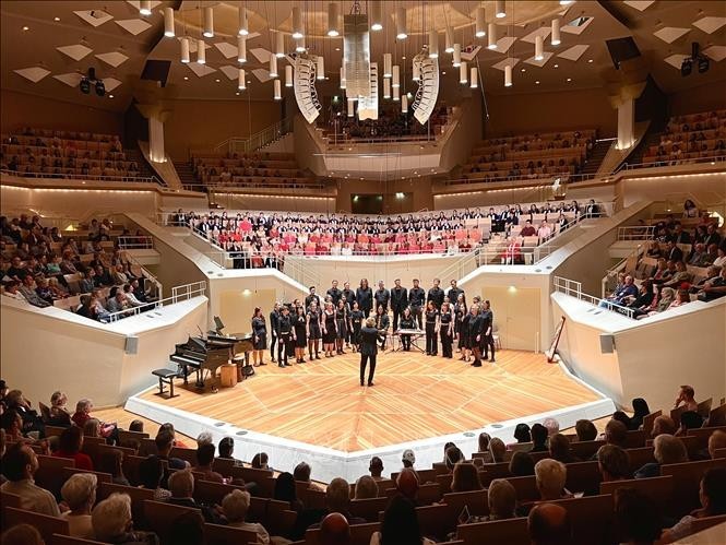 Tiết mục “Bèo dạt mây trôi” do Dàn hợp xướng thính phòng Đức biểu diễn tại Nhà hát “Berliner Philharmonie”