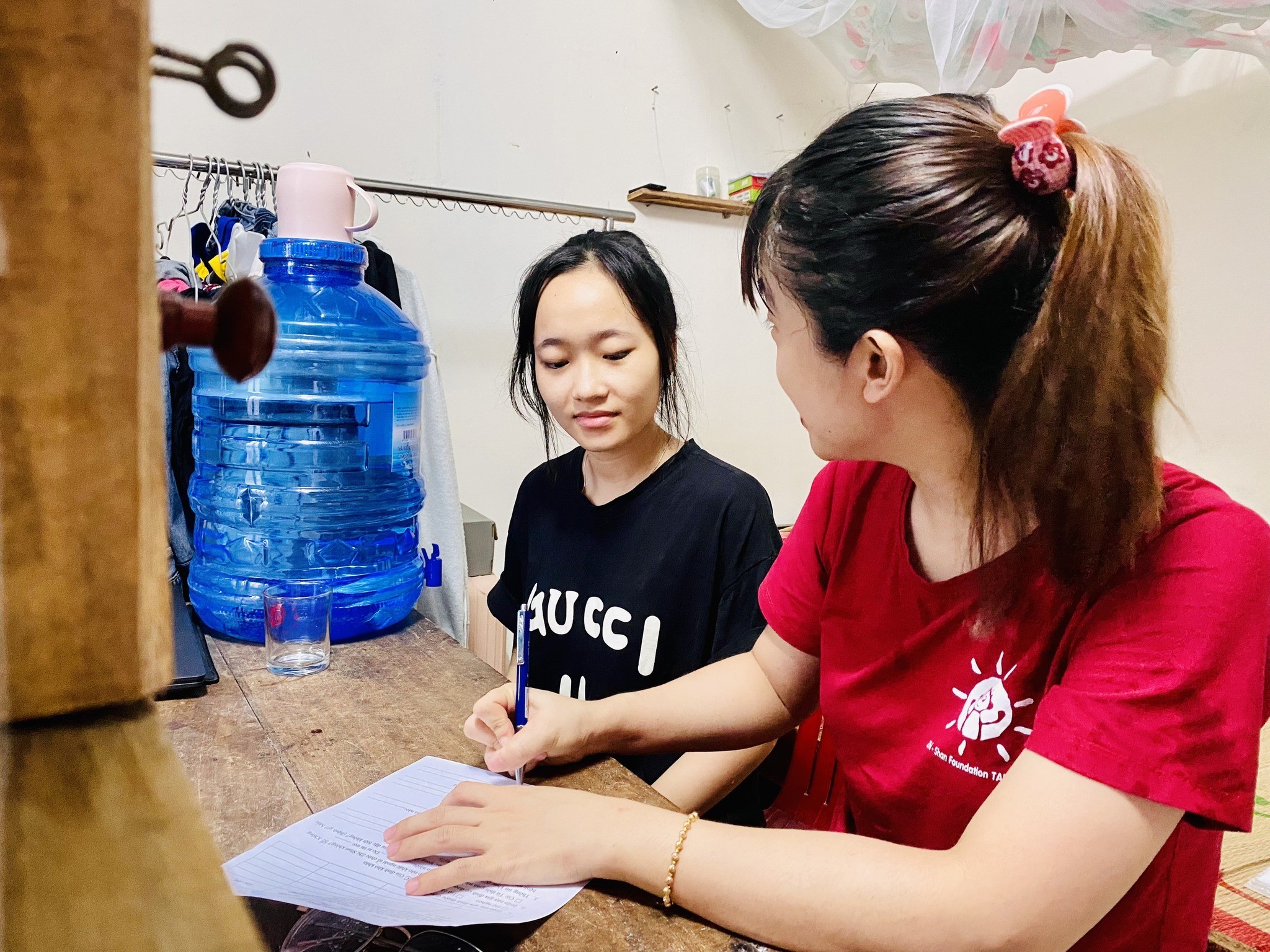 Đại diện Zhi Shan Foundation (áo đỏ) tìm hiểu cuộc sống và động viên tinh thần sinh viên được Dự án Học bổng vượt khó Zhi Shan bảo trợ. (Ảnh: Zhi Shan Foundation)