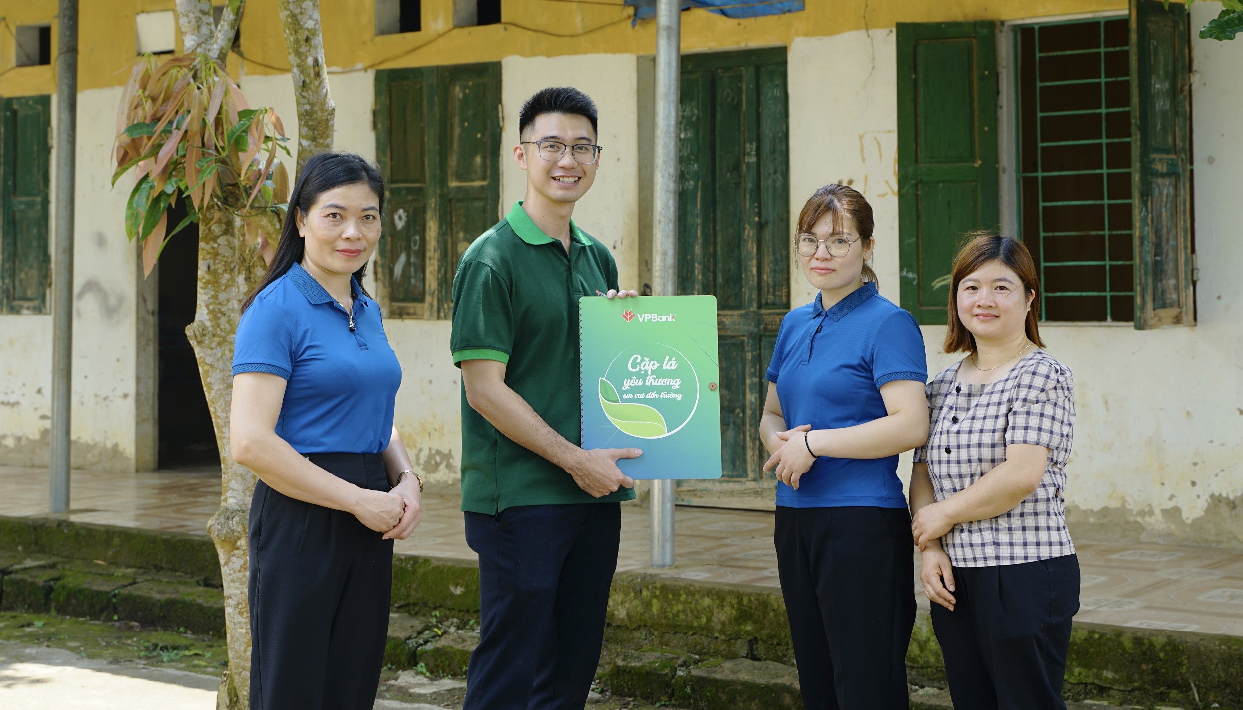 VPBank quyết định dành tặng số tiền 300 triệu đồng cho cô trò tại thôn Thèn Phùng để xây sửa lại các lớp học mầm non