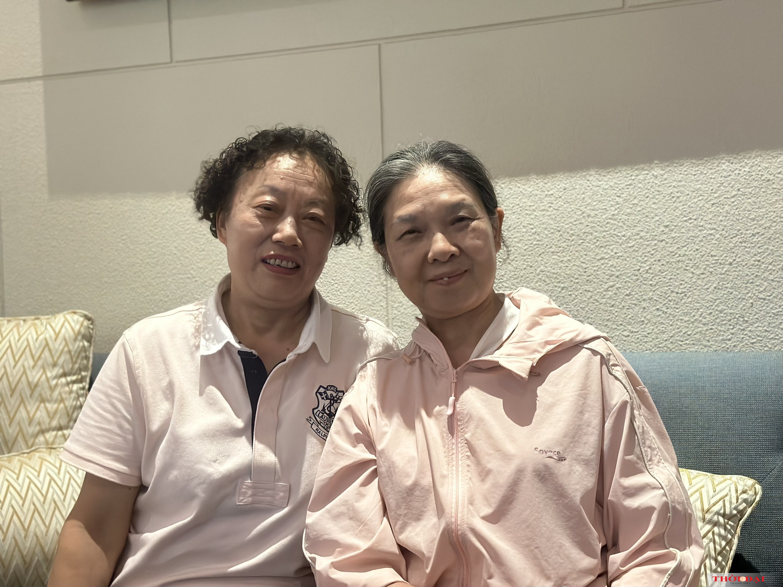Bà Thẩm Ly chụp ảnh cùng bà Lưu Diễm Thanh.