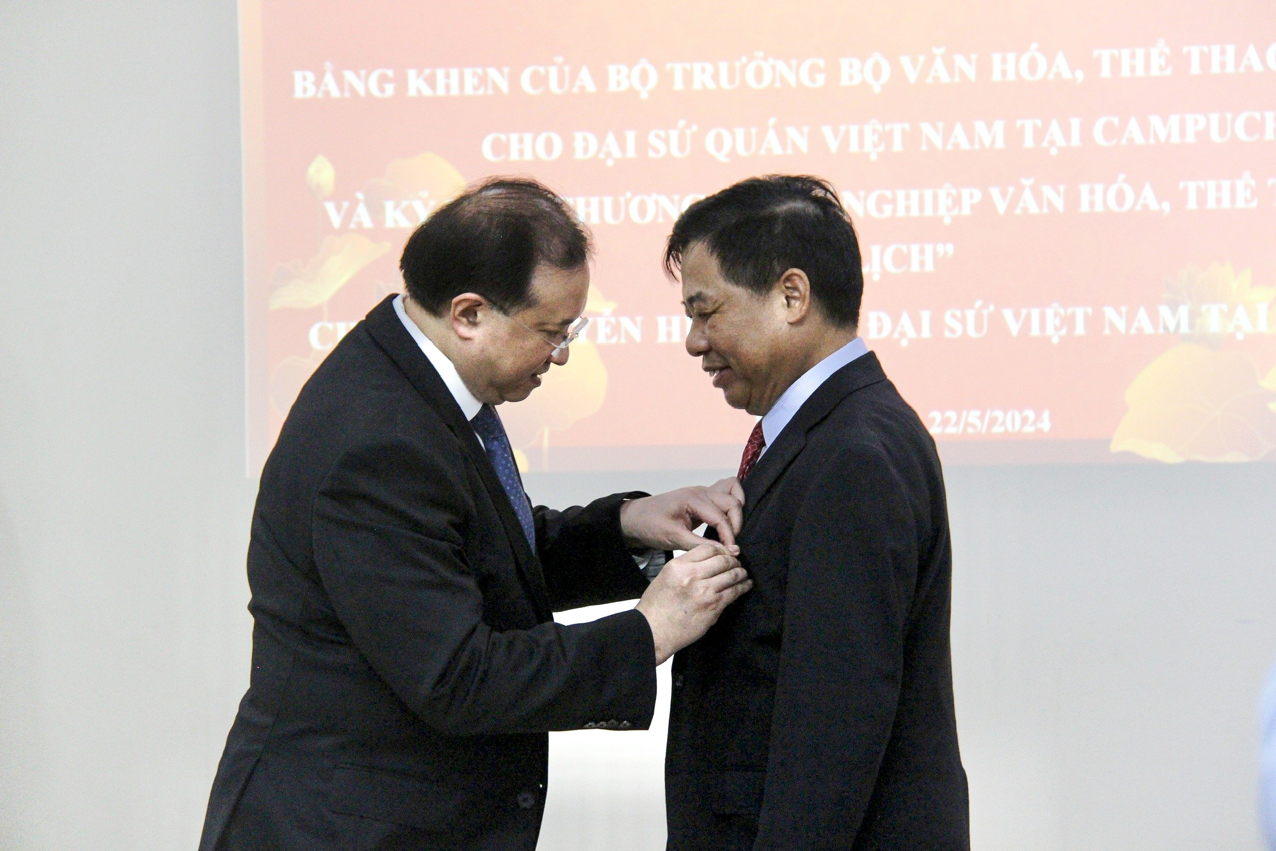  Thứ trưởng Bộ VH- TT&DL Tạ Quang Đông trao tặng Kỷ niệm chương “Vì sự nghiệp Văn hoá, Thể thao và Du lịch” cho Đại sứ Việt Nam tại Campuchia Nguyễn Huy Tăng.