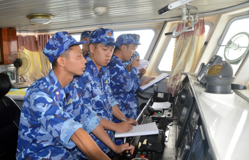 Chỉ huy lực lượng tuần tra Cảnh sát biển Việt Nam điện đàm với lực lượng tuần tra nước bạn.(Ảnh:  canhsatbien.vn)